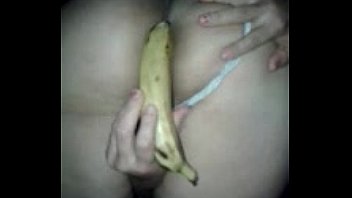 Se mete una banana en el culo