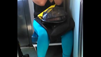 1 - chica hermosa del metro en zapatillas.