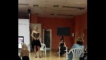 Spainish lady teaches class how to squirt